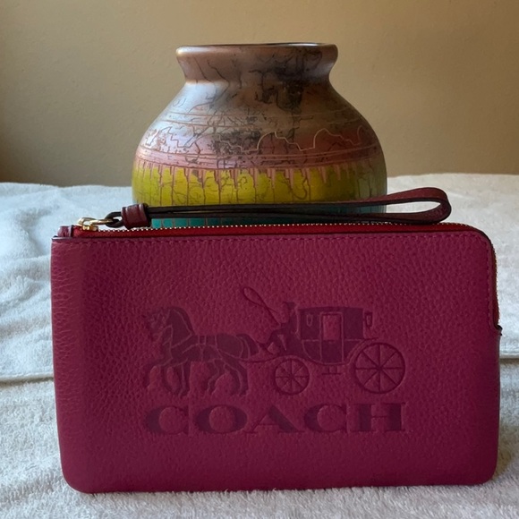 🐴 COACH LARGE CORNER WRISTLET WITH HORSE AND CARRIAGE 🐴 - Picture 5 of 16